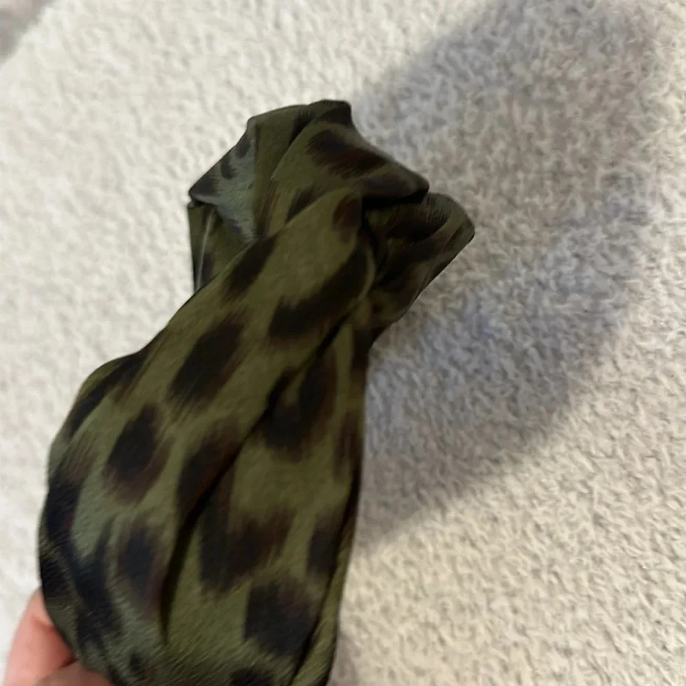 Olive cheetah knotted headband - Picture 2 of 2
